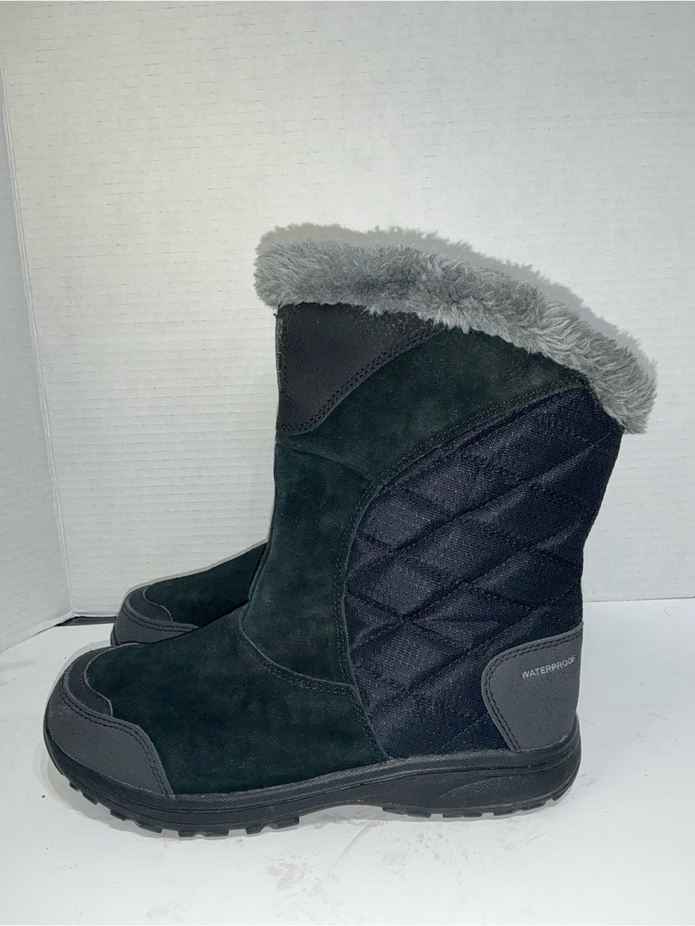 8W Columbia Black Winter Boots with Gray Faux Fur Cuff waterproof suede Y2K